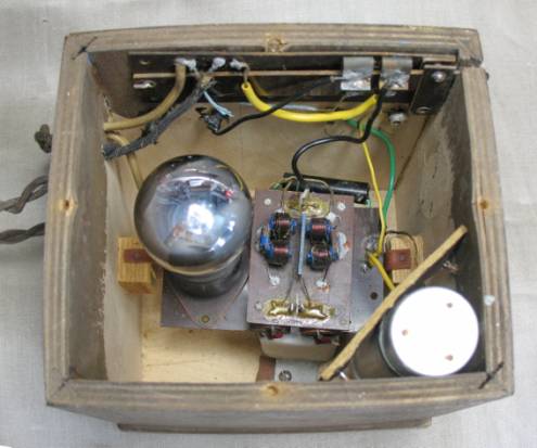 E:\Omistaja\AaN_Radiot\A_Rad_RadiotietoApr03-2 (E)p\Salora_ALL\Salora_ Vipro 22_RJ\Omat kuvat\Omat-nimetyt\Vipro-sis�-top.JPG